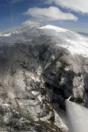 グライダーから見た米子大瀑布と四阿山