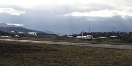 航空機曳航で離陸中のSZD-50-3 プハッチ