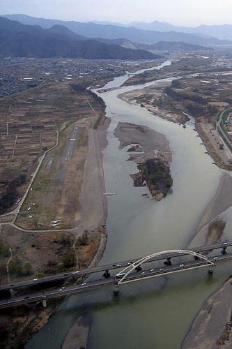 屋島橋上空から南に見た長野市滑空場